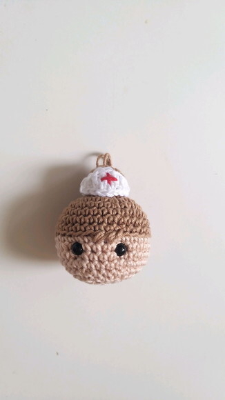 Lembrancinhas profissao enfermeira amigurumi chaveiro