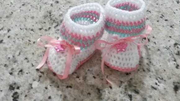 Sapatinho de Crochê para bebês botinha branca com rosa