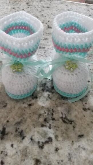 Sapatinho de Crochê para bebês botinha branca com verde