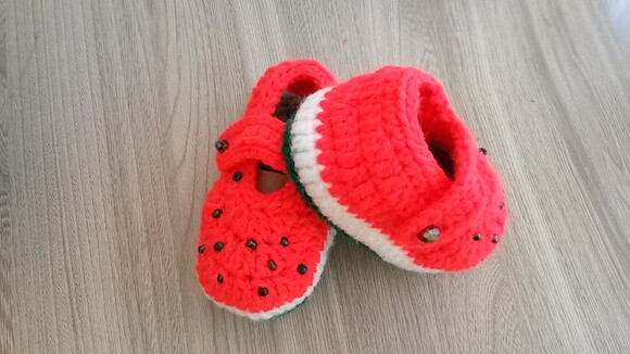 Sapatinho de Crochê para Bebês Mocassim Menina Melancia