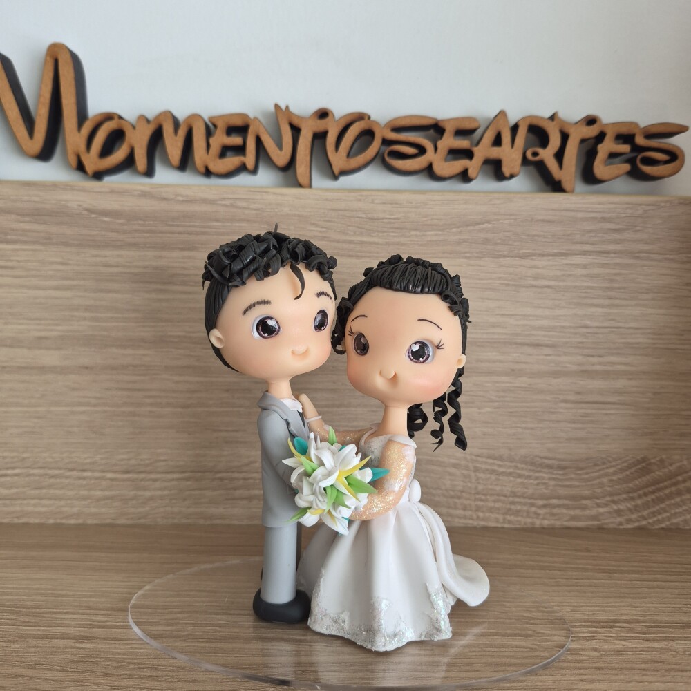 Topo de bolo casal de noivinhos fofinho biscuit