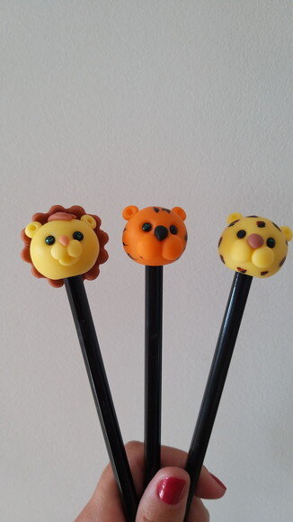 Kit 15 Lápis Lembrancinhas Ponteiras Animais em Biscuit