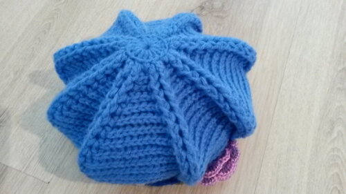 Boina Azul burqguesa sem aba em Croche com Flor