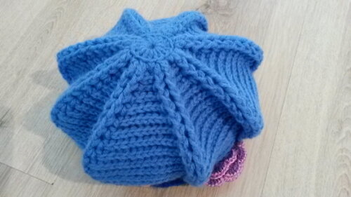 Boina Azul burqguesa sem aba em Croche com Flor