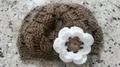 Boina marrom em Croche com linda Flor