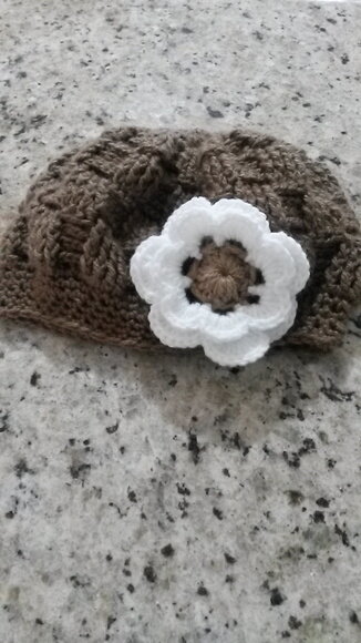 Boina marrom em Croche com linda Flor