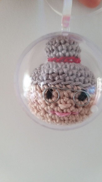 Bola de Natal com Amigurumi