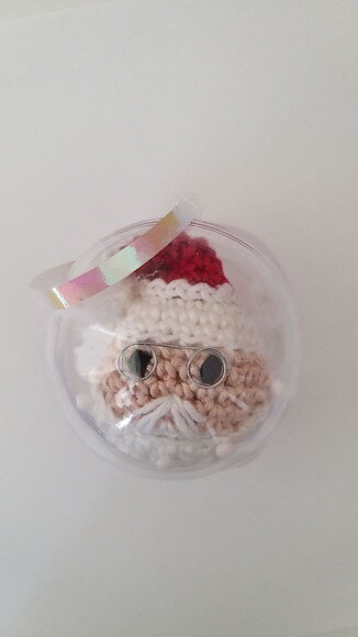 Bola de Natal com Amigurumi