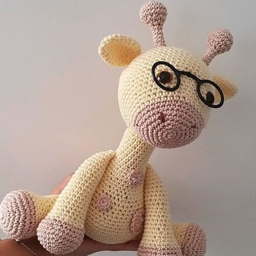 Girafa amigurumi boneco