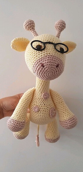 Girafa amigurumi boneco