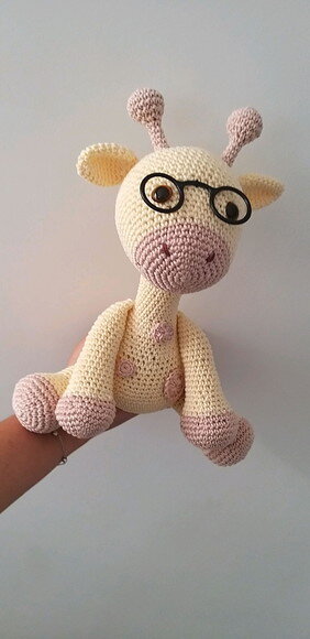 Girafa amigurumi boneco