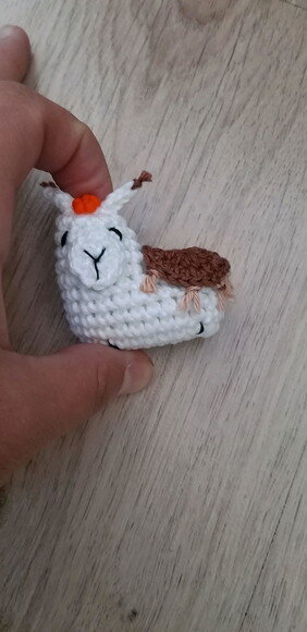 Ilhama pingente amigurumi