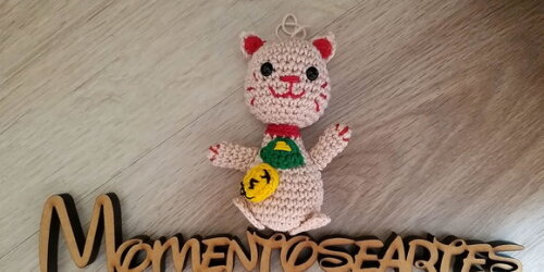 Lembrancinha amigurumi maneki gato