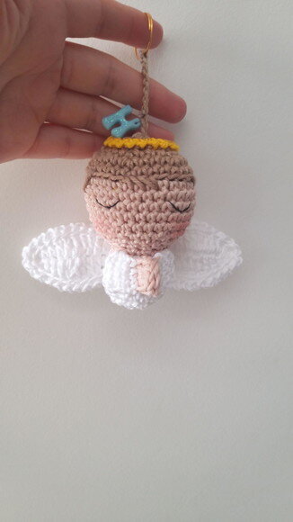 Lembrancinha anjinho amigurumi com pingentinho de inicial