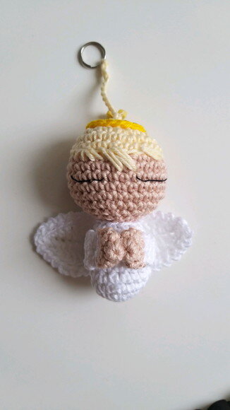 Lembrancinha anjinho amigurumi com pingentinho de inicial