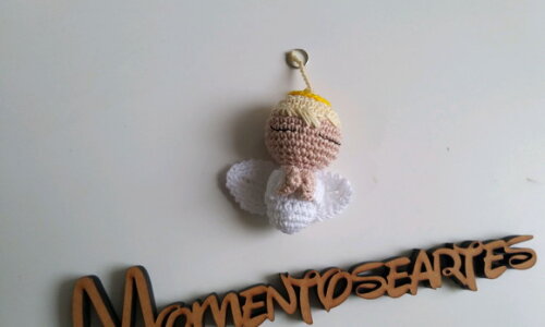 Lembrancinha anjinho amigurumi com pingentinho de inicial