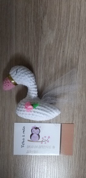 Lembrancinha cisne de crochê amigurumi