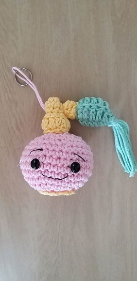 lembrancinha perfume de crochê chaveiros