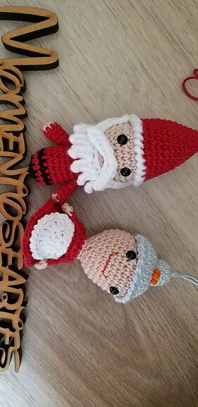 Lembrancinhas bonequinhos papai noel e mamãe noel.
