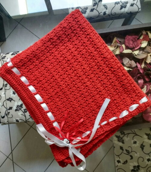 Manta em crochê para bebês vermelha