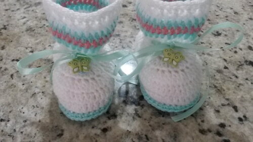 Sapatinho de Crochê para bebês botinha branca com verde