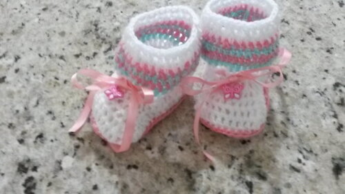 Sapatinho de Crochê para bebês botinha branca com rosa