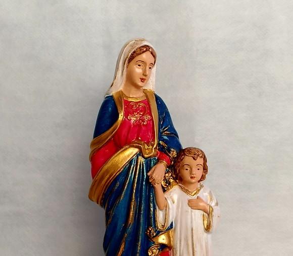 Nossa Senhora Maria Passa na Frente