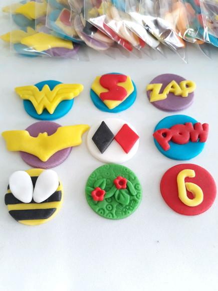 10 Apliques 3 cm Super Hero Girls