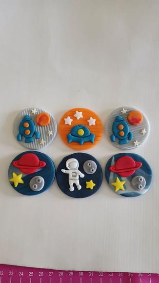 10 Apliques de açúcar 4 cm Astronauta planetas