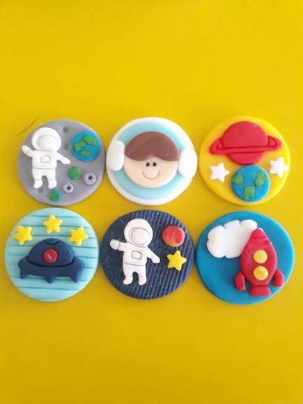 10 Apliques de açúcar 5 cm Astronauta planetas