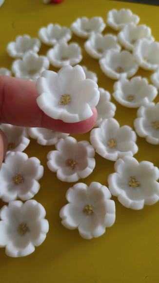 12 Flores de açúcar boleadas para doces e chocolates