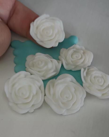 12 Rosas de açúcar para decorar doces e chocolates