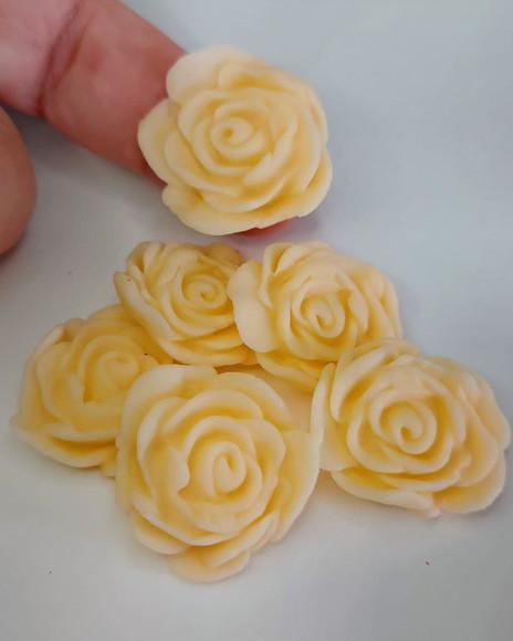 12 Rosas de açúcar para decorar doces e chocolates