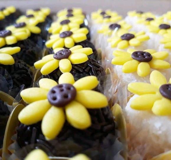 25 Apliques Mini Girassol para Brigadeiros