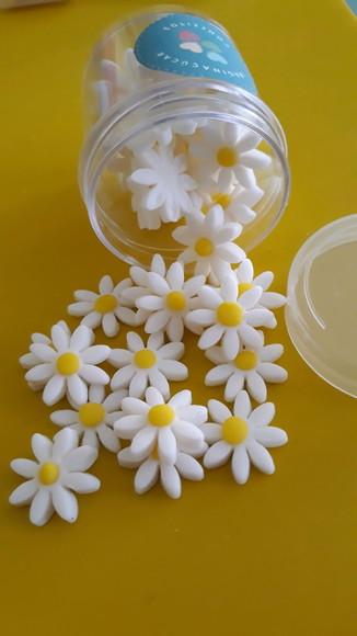25 mini margaridas de açúcar para doces e chocolates.