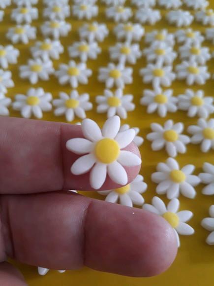 25 Mini flores de açúcar para doces e chocolates.