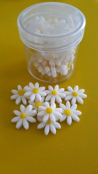 25 mini margaridas de açúcar para doces e chocolates.