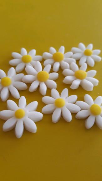 25 mini margaridas de açúcar para doces e chocolates.