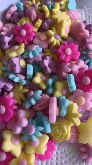 50 Mini Confeitos Mix Flores de Açúcar