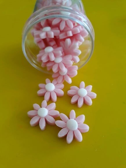 Box 30 Mini flores de açúcar para doces e chocolates.