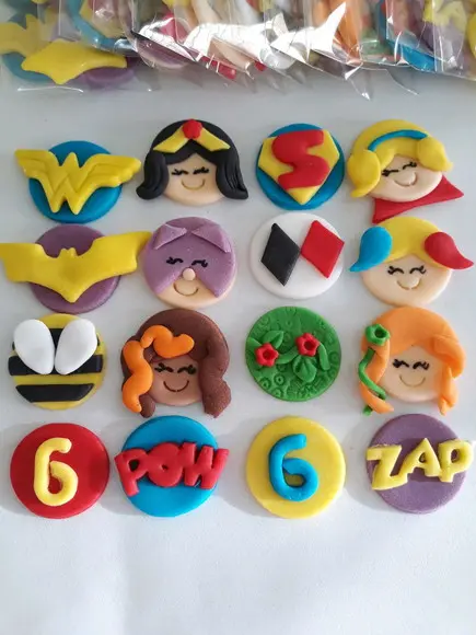 10 Apliques 3 cm Super Hero Girls