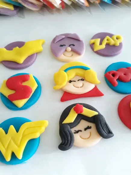 10 Apliques 3 cm Super Hero Girls