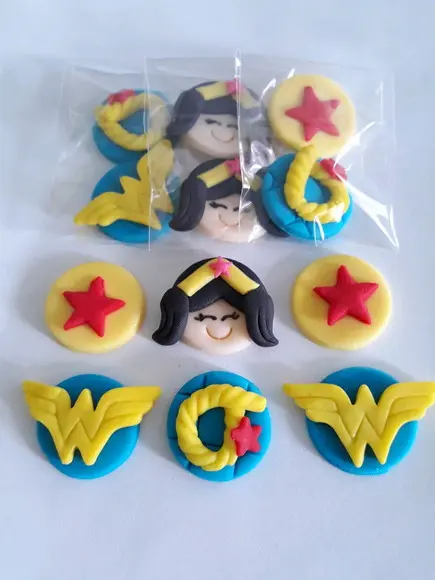 10 Apliques de açúcar 3cm doces Mulher Maravilha