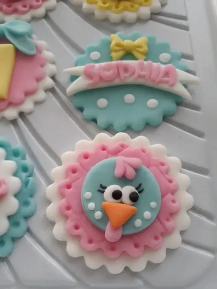 10 Apliques de açúcar 6cm para Cupcakes Galinha Pintadinha