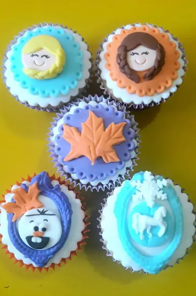 10 Apliques de açúcar Cupcakes 6cm Frozen 2