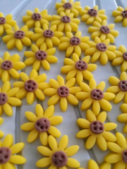 25 Apliques Mini Girassol para Brigadeiros
