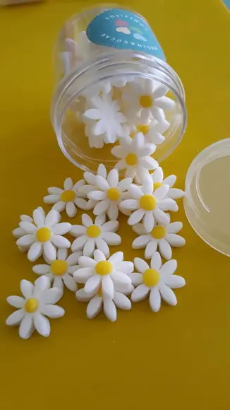 25 mini margaridas de açúcar para doces e chocolates.