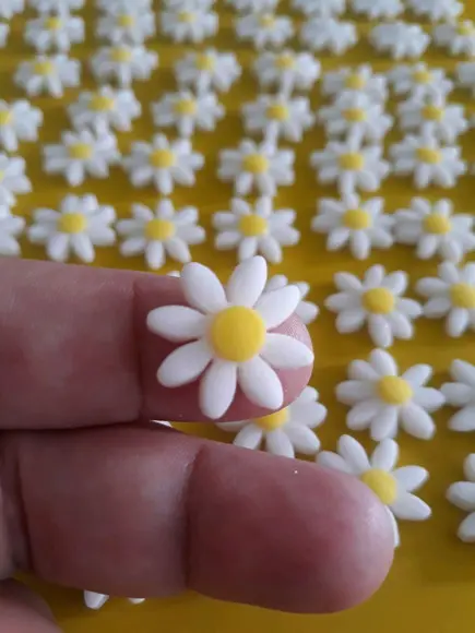 25 Mini flores de açúcar para doces e chocolates.