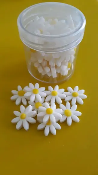 25 mini margaridas de açúcar para doces e chocolates.