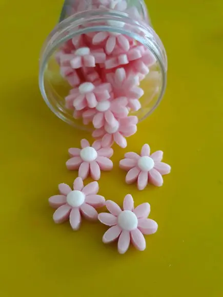 25 Mini flores de açúcar para doces e chocolates.